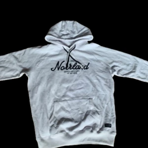 Great Norrland Hoodie (Sqrtnco) - Jag fick denna hoodie för kanske en vecka sedan och den var för stor, så nu säljer jag den. Har inte använt den någon gång