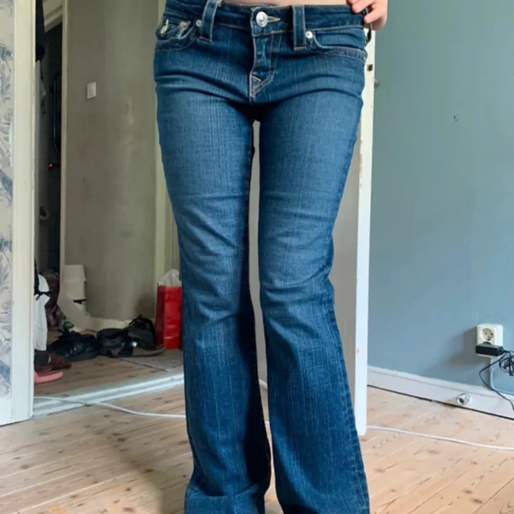 Sjukt snygga true religon jeans i jättebra skick! 💕 lågmidjade och bootcut.  Storlek: 27  Midjemått: 72  Innerbenslängd: 82. Jeans & Byxor.