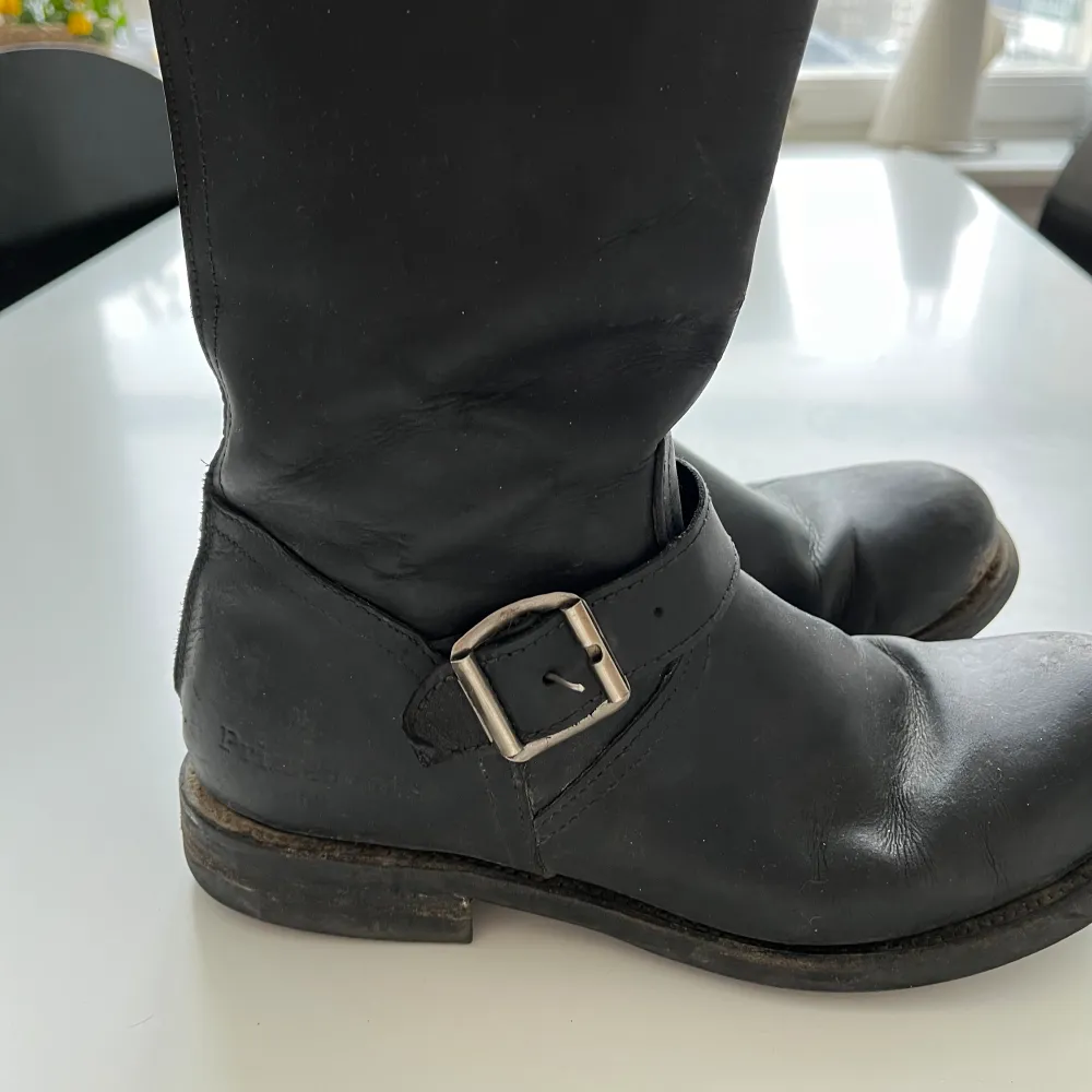 Black leather boots with buckle detail. Riding boots style. Size 38. . Skor.