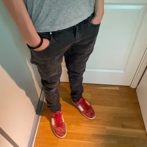 Tiger of Sweden jeans - Tja säljer as feta svarta tiger of Sweden jeans. Storlek 29/34. De är i perfekt skick. Nypris 1600 mitt pris 125