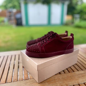 Christian Louboutin - Nu säljer jag mina Louboutins. kknappt använda. Oklart ifall de är äkta [SKRIV I DM INNAN KÖP]. Finns en skada på den högra skon [Kolla bild 3]. Annars är de riktigt feta och snygga. Billigt pris då jag är osäker ifall de är äkta :/