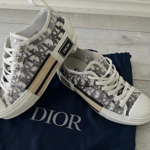 Dior skor🥰 - Säljer dessa fantastiska fina Dior skor då dom tyvärr är lite för små för mig men dom är i fint skick🥰(Har tyvärr bara kvar dust bag!!!) 
