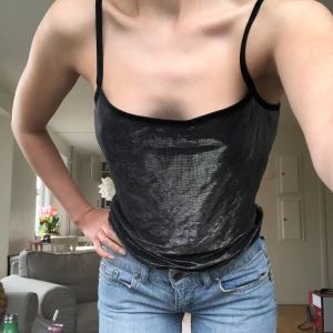Glittertopp - Glansig/glittrig topp i nyskick som tyvärr aldrig används!  Så charmigt material och fin såväl till vardags som till fest. Nyskick! Tryck gärna på köp nu🩷