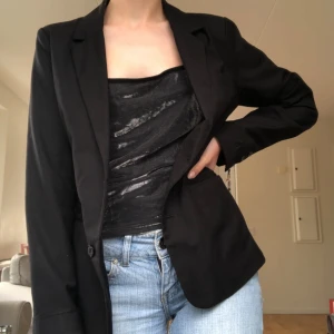 Kavaj  - Svart kavaj från HM kids, motsvarar XS. Så söt slits baktill. Saknar en av sina två svarta knappar fram, därav priset. (Märks ej när den är öppen) 