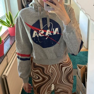 Croppad hoodie - Croppad nasa hoddie från hm, storlek s, bra-ok skick