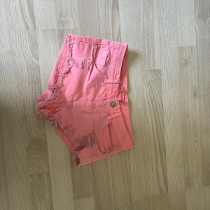 Rosa jeansshorts  - Jag säljer dessa då de inte passar längre! De är i bra skick och en superfin coralrosa färg!!! Skriv gärna om du har frågor eller funderingar 🩷💖