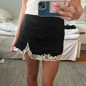 Siden kjol med spets - Så snygg storlek S, helt slutsåld på stradivarius