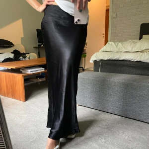 Satin maxikjol  - Superfin lågmidjad maxikjol i satin, aldrig använd!! 🖤🖤🖤🖤