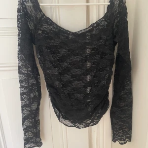 Svart spets-topp - Trendig svart spets-topp, köpt på asos. Är som ny, aldrig använd❤️