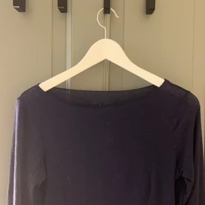 intimissimi tröja - Säljer min blå intimissimi tröja då den är för stor för mej. Har inte alls använt den många gånger. 