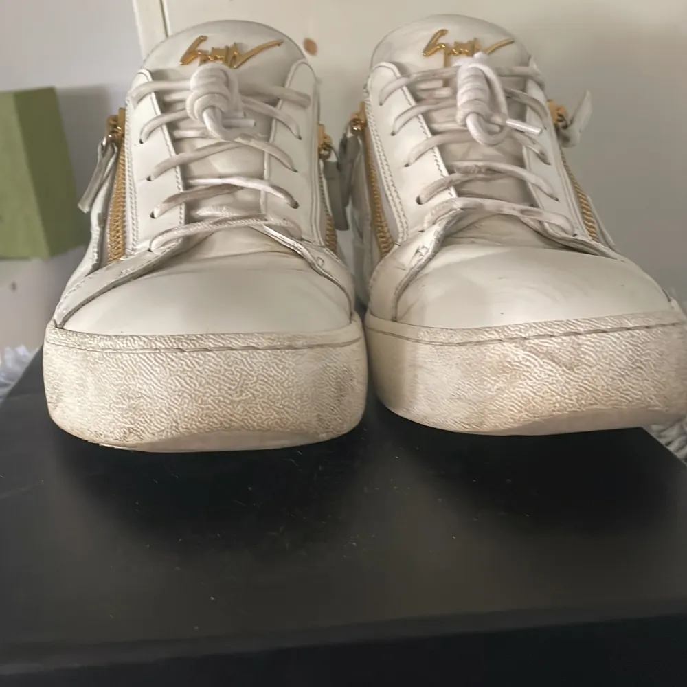 Tjo säljer min riksfeta giuseppie zanotti skor i färgen vit/guld i bra skick köpta på Miinto för ett år sedan inga skador elr slitningar ba lite smutsiga, tvättar de innan de skickas . Skor.