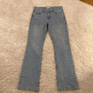 Jeans från Gina tricot i storlek 38 säljs pågrund av att de är för stora för mig. Skulle kunna passa 39,40 också. Jättefint skick, inga defekter. Jag är 176 och de är lagom längd på mig!
