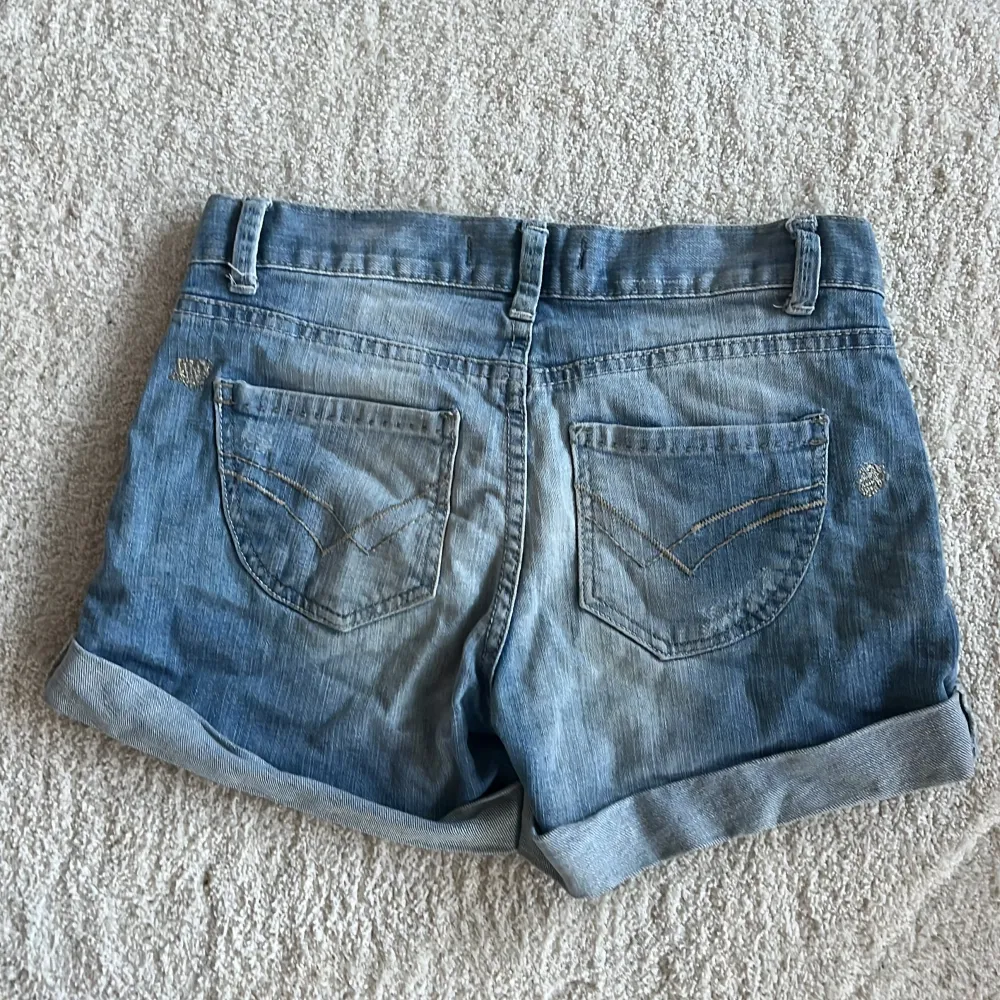 De perfekta lågmidjade jeansshortsen som sitter som en dröm🥰 storlek xs . Shorts.