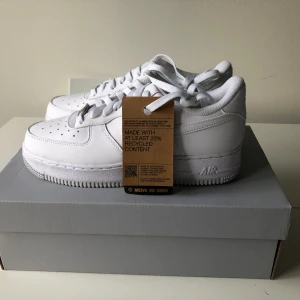 Nike Air Force 1 ’07 - 100% oanvända Nike Air Force 1 ’07 i storlek 39, kommer med originalbox! Kvitto finns! Passform kvinna