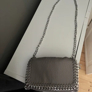 Tiamo väska  - Säljer min fina tiamo väska, i liten storlek, då den inte kommer till användning, använt den få gånger🤍superfint skick, nypris 450kr 