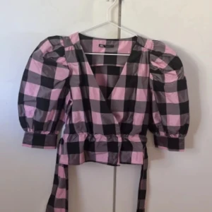 Rutig blus - Så snygg rutig blus från zara🩷🖤