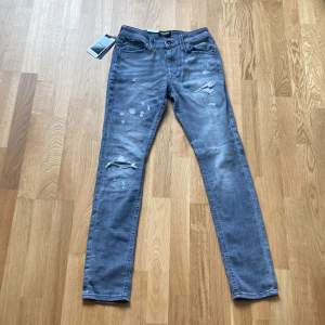 Helt nya jack and jones jeans säljer då de var för små. Nypris runt 600kr.