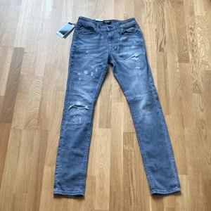 Jack & jones jeans - Helt nya jack and jones jeans säljer då de var för små. Nypris runt 600kr.