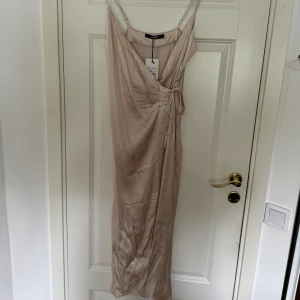 Klänning - Väldigt fin klänning som jag aldrig använt då den inte passar mig. Den är köpt från bikbok och är i storlek S. Priset + frakten