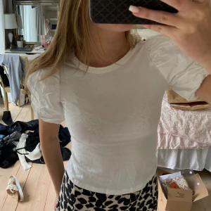 Topp - T-shirt med puffärmar