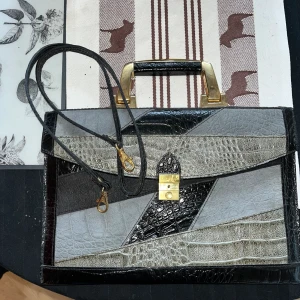 Handväska - Väska med band, köpt i Schweiz❤️