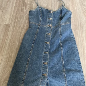 En fin jeansklänning - Har använt ungefär två gånger och den var köpt för tror 400 och priset kan diskuteras💗