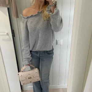 Off shoulder tröja - Säljer denna sjukt snygga tröjan, då den inte kommer till användning. Ny utan prislapp 10/10 skick. Passar till allt, perfekt till en sommarkväll 💘
