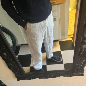 Linnebyxor  - Säljer nu dessa linnebyxor från Kappahl som är i storlek 32/32. De är i väldigt fint skick med ensamt en liten svart prick längst ner som knappt syns. Pris kan diskuteras vid snap affär. 