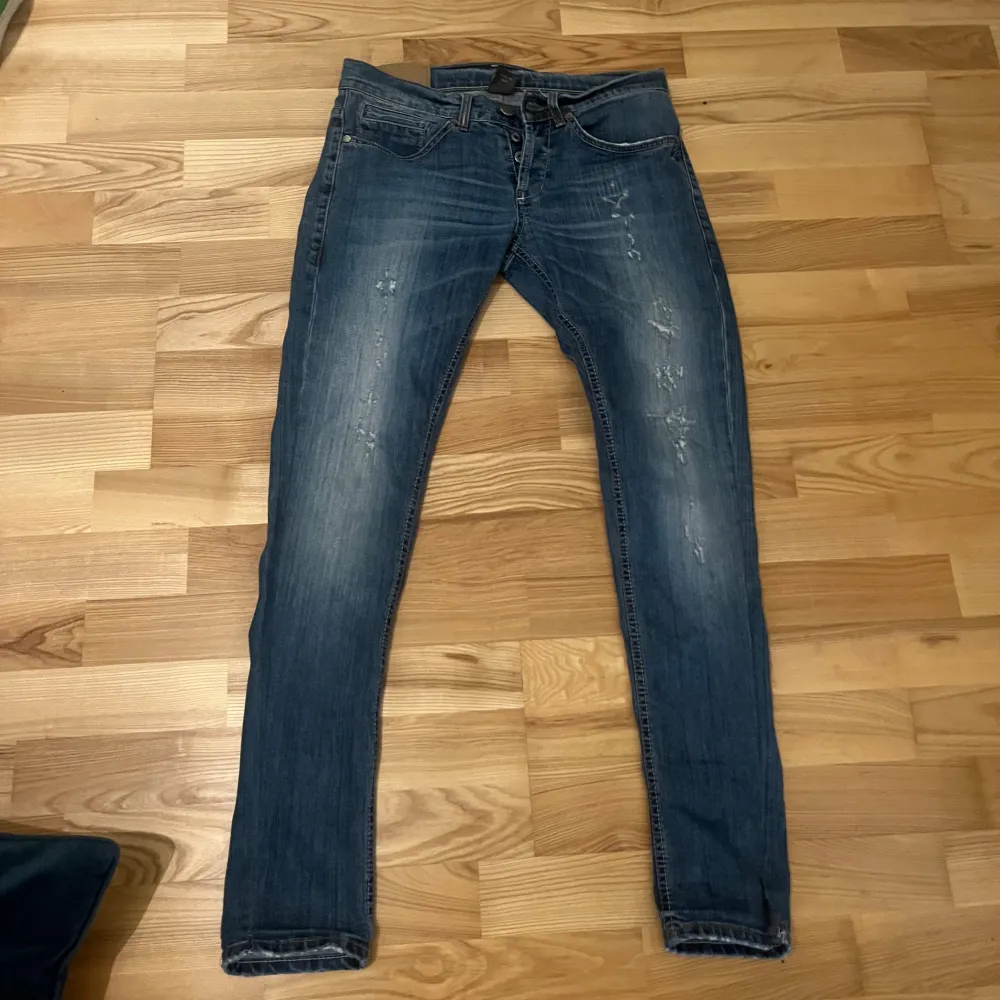 säljer dessa snygga jeans ifrån dondup ny pris 3000 mitt pris 700!!. Jeans & Byxor.