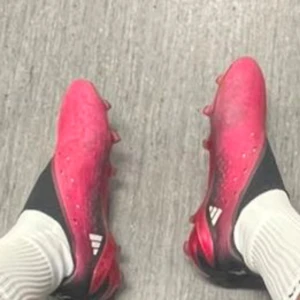 Fotbollsskor  - Bra kvalitet på skorna och lite använda. Priset är lite högt men det är för att det är den bästa versionen av skorna, alltså (elite). Jag kan ta några konversation om mindre pris om ni vill kontakta  