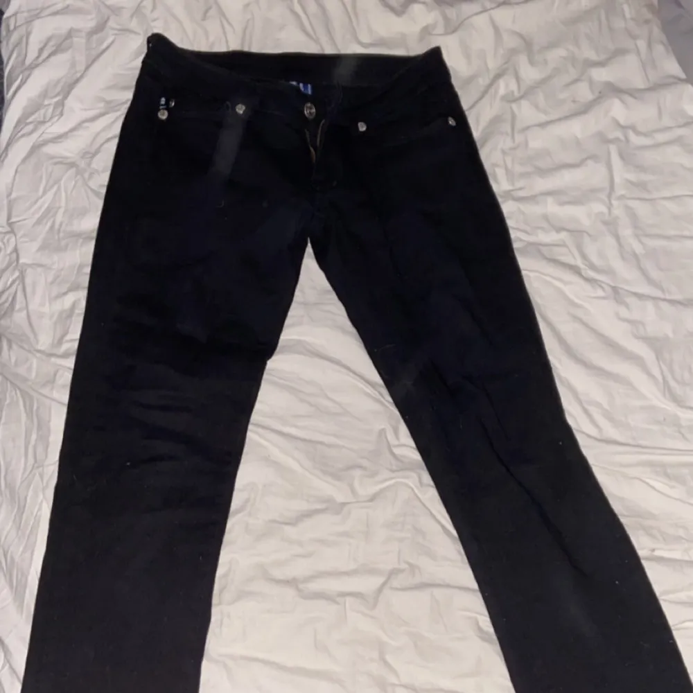 säljer mina svarta jeans ifrån Victoria Beckham. hittar ingen storlek i men skulle säga S/M. Midjemått 80 och innebensmåttet 74. Lågmidjade jättefina jeans🖤 priset är inte hugget i sten!. Jeans & Byxor.