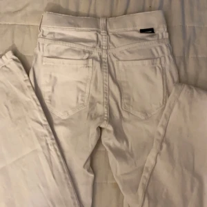 Vita jeans bootcut - Säljer dessa byxor från salt. De är lite skrynkliga men de är bara att stryka dom.💗