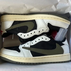Travis Scott Jordan 1 Low Olive - Travis Scott Jordan 1 Low Olive-DS, helt nya! Storlek 40 W, Kvitto medföljer! Köpta på Nikes officiella snkrs app! Om du har fler frågor skriv gärna ett meddelande! 