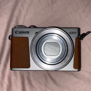 Canon kamera - Säljer min Canon kamera som funkar utmärkt och ta fina bilder. Man får inte med minneskort då jag har massa egna bilder på de som jag vill ha!  Nypris 4280kr  Säljer den för 2000kr