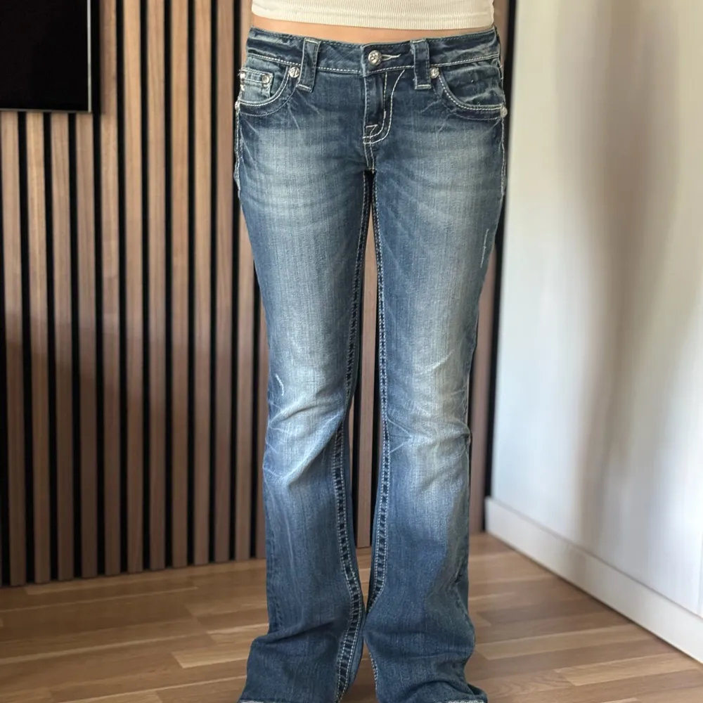 Lågmidjade bootcut jeans från Miss Me. Unika fickor med blommor. Perfekt skick. Mått: Innerbenslängd: 85cm   Midjemått rakt över: 36,5cm Midjemått: 78,5cm Modellen är 166cm lång. Fler bilder finns. Skriv gärna ifall du har några frågor! 💗. Jeans & Byxor.