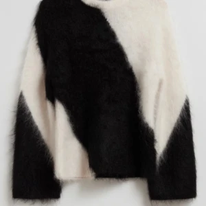 Other stories svart vit stickad tröja - Säljer min JÄTTE fina stickade tröjan från other stories använd fåtal gånger säljer pågrund av att den längre inte kommer till användning❤️ (köpt för 1800)