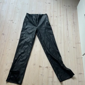 Jätte snygga skin byxor med slits från Gina!😍 - Super fina skinnbyxor, använda 3 gånger ungefär, bra skick! 😇