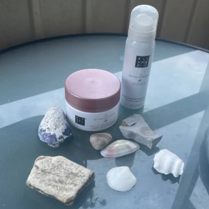 Ritual of Sakura set. - The Ritual of Sakura Organic rice and cherry blossom  🍒🌸   Ytterst lite använt. Se vågen och burkarna för att jämföra vikt. 