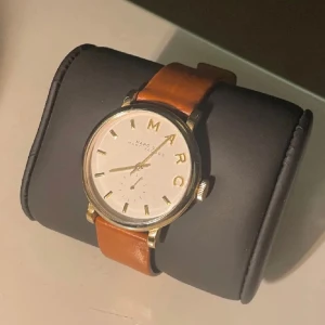 Klocka  - ⭐️Marc Jacobs klocka med läderband,  den är i mycket bra skick men nytt batteri krävs🌸 