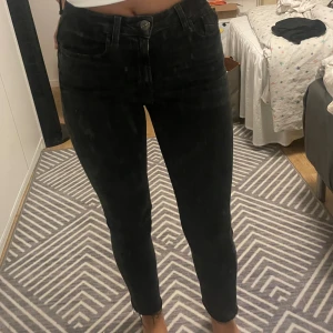 Jeans  - Svarta jeans från zara   Knappt använda.   Storlek 34 men jag har storlek 36 och de passar bra på mig 🤍