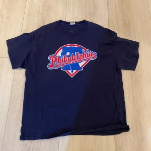 Mörkblå  tröja  - Bra skick, köpt i England 