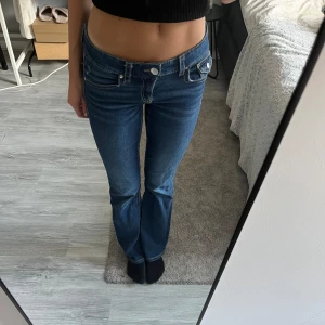 Jeans med snygg bakficka - Köpta förra året från Gina , använda några gånger är i bra skick💕 köpte på barnavdelningen i största storleken , passar perfekt på mig som är xs/ s är 170 lång
