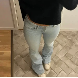 Low waist bootcut zara - Säljer dessa populära slutsålda jeans ifrån zara, low waist bootcut i storlek 38🤍skulle säga att de kan passa 36 med