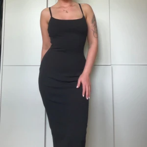Klänning - Svart maxiklänning, mycket fin kvalité! Köpt för 3000kr