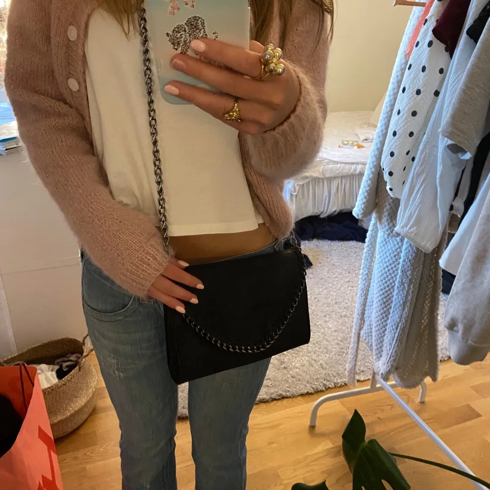 Svart axelremsväska från Tiamo, i använt skick men inga större defekter. Nypris: runt 400 kr. Säljer för att den tyvärr inte kommer till användning 💕. Laukut & Käsilaukut.