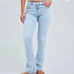 jeans - lånade bilder! jättefina jeans använda en gång , storlek xs/31 men skulle även passa s eftersom att de är väldigt töjbara, nypris 700kr!🩷💞💞💞