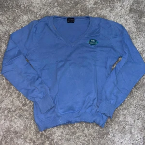 Blå långärmad tröja - Säljer denna långärmade blåa tröjan i storlek L ( passar som en M / S ) i relativt bra skick💙🫐