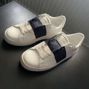 Valentino skor  - Hej! Hjälper min vän att sälja hans skor dom är riktigt bra skick lite använda men inte mycket alls 