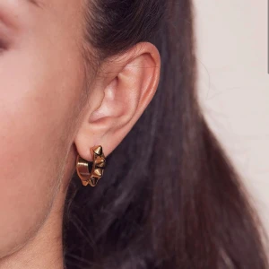 edblad örhängen - ett par guldfärgade örhängen från edblad använda ett fåtal gånger men i fint skick 🩷nypris: 399kr mitt pris: 300kr (förhandlingsbart)