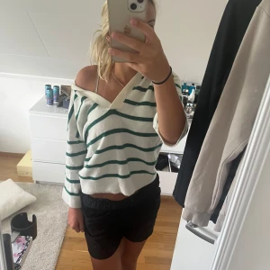 Stickad tröja - Grön och vit